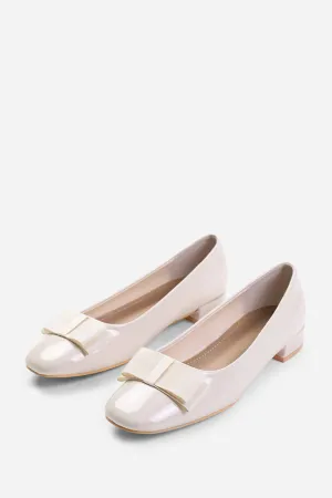 CANADA WIDE FIT PUMP WITH BOW DETAIL IN CREAM PATENT