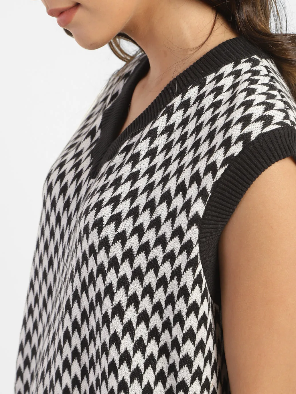 Women's V-Neck Checkered Sweater